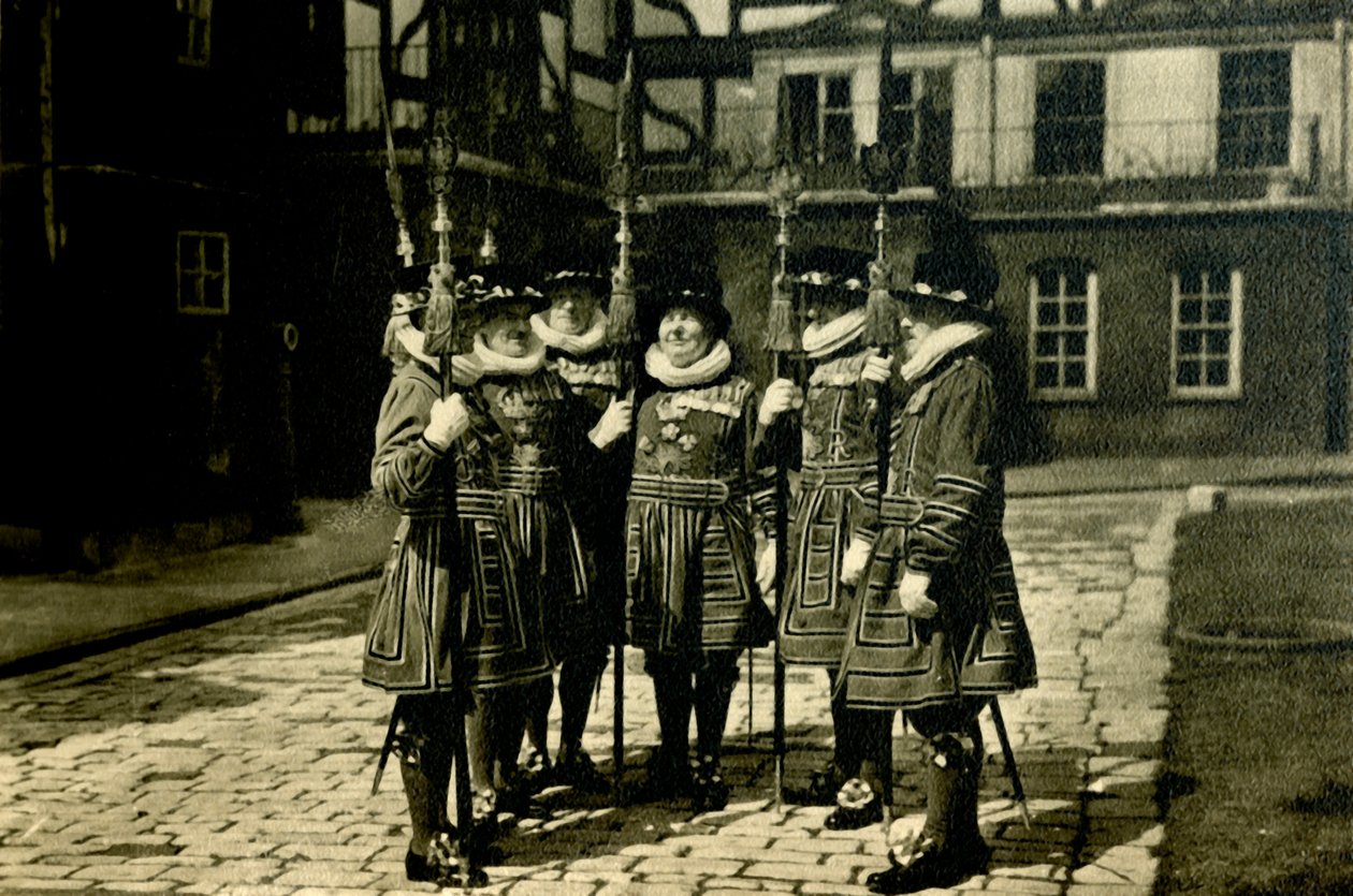 Tower of London Yeoman Warders, c1920. od Unbekannt