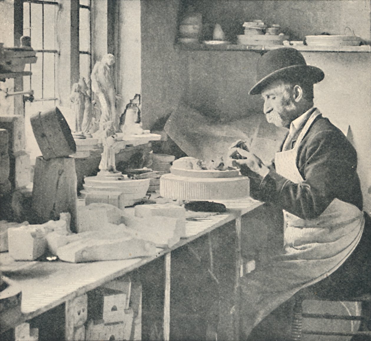 Ořezávání částí surové hlíny, c1917 od Unbekannt