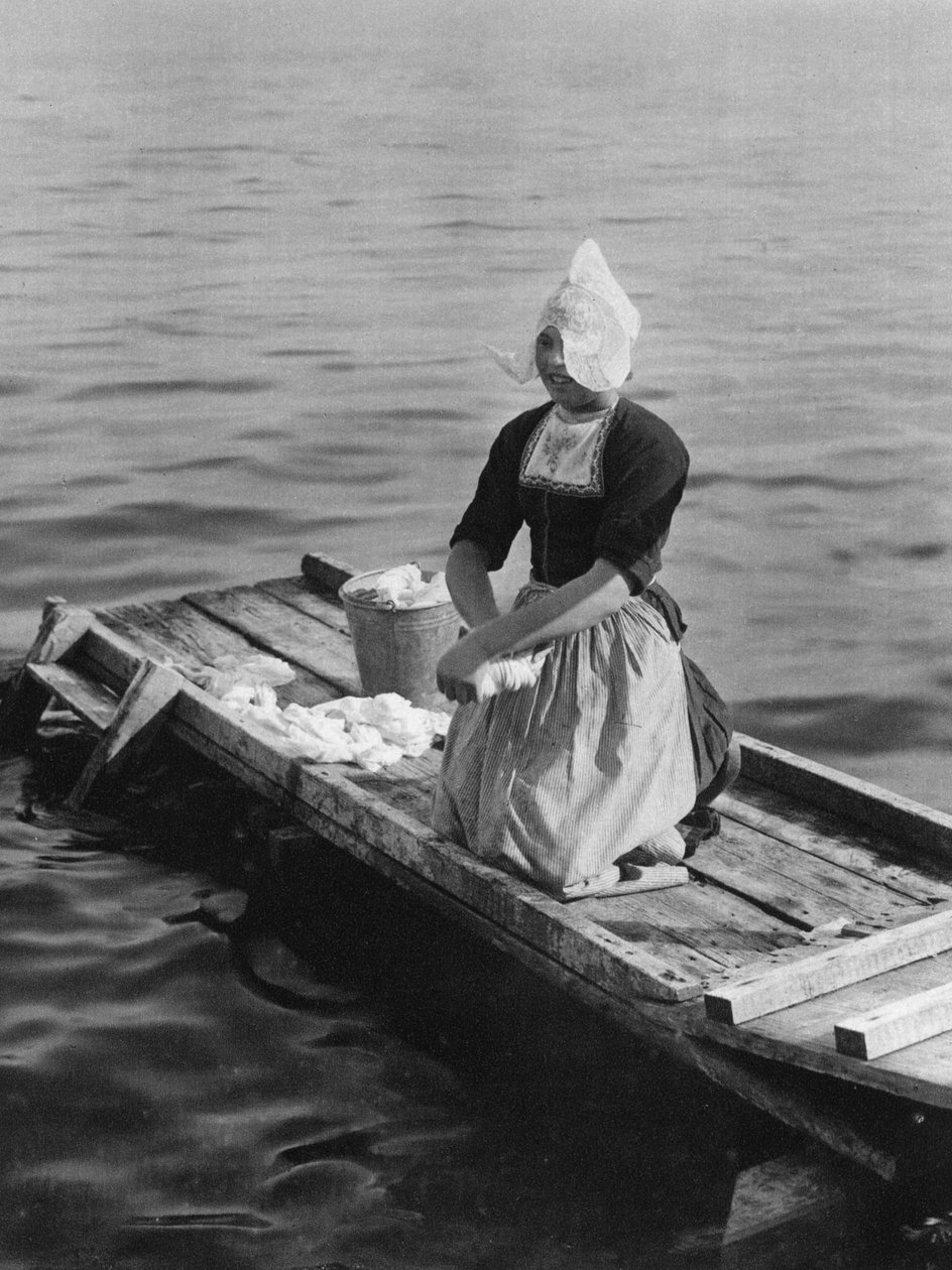 Praní v Zuider Zee, Volendam, Nizozemsko, c1934 od Unbekannt