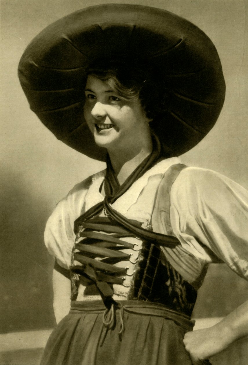 Žena v tradičním kroji, Tyrolsko, Rakousko, c1935. od Unbekannt