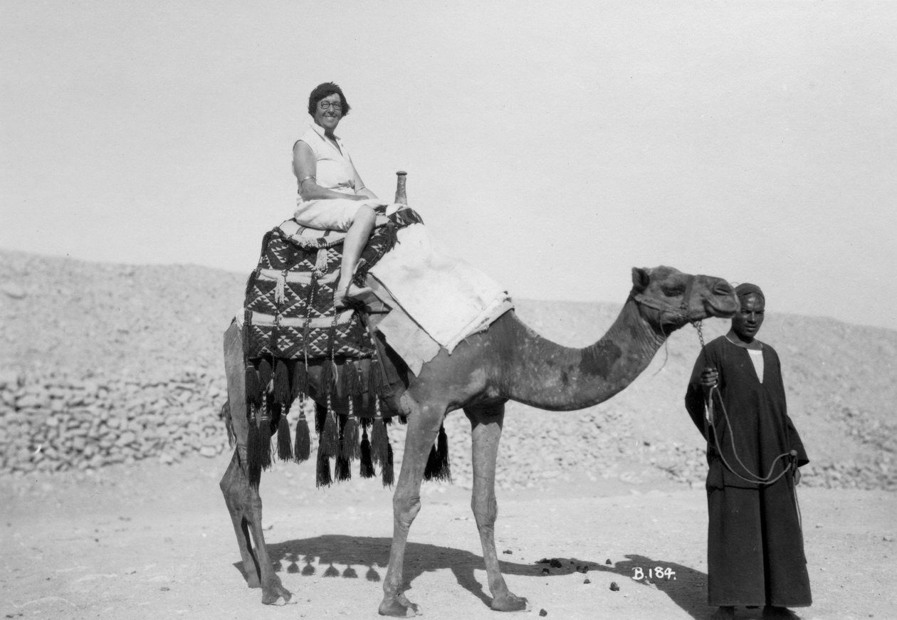 Žena na velbloudím turné, Egypt, 20. až 30. léta 20. století od Unbekannt