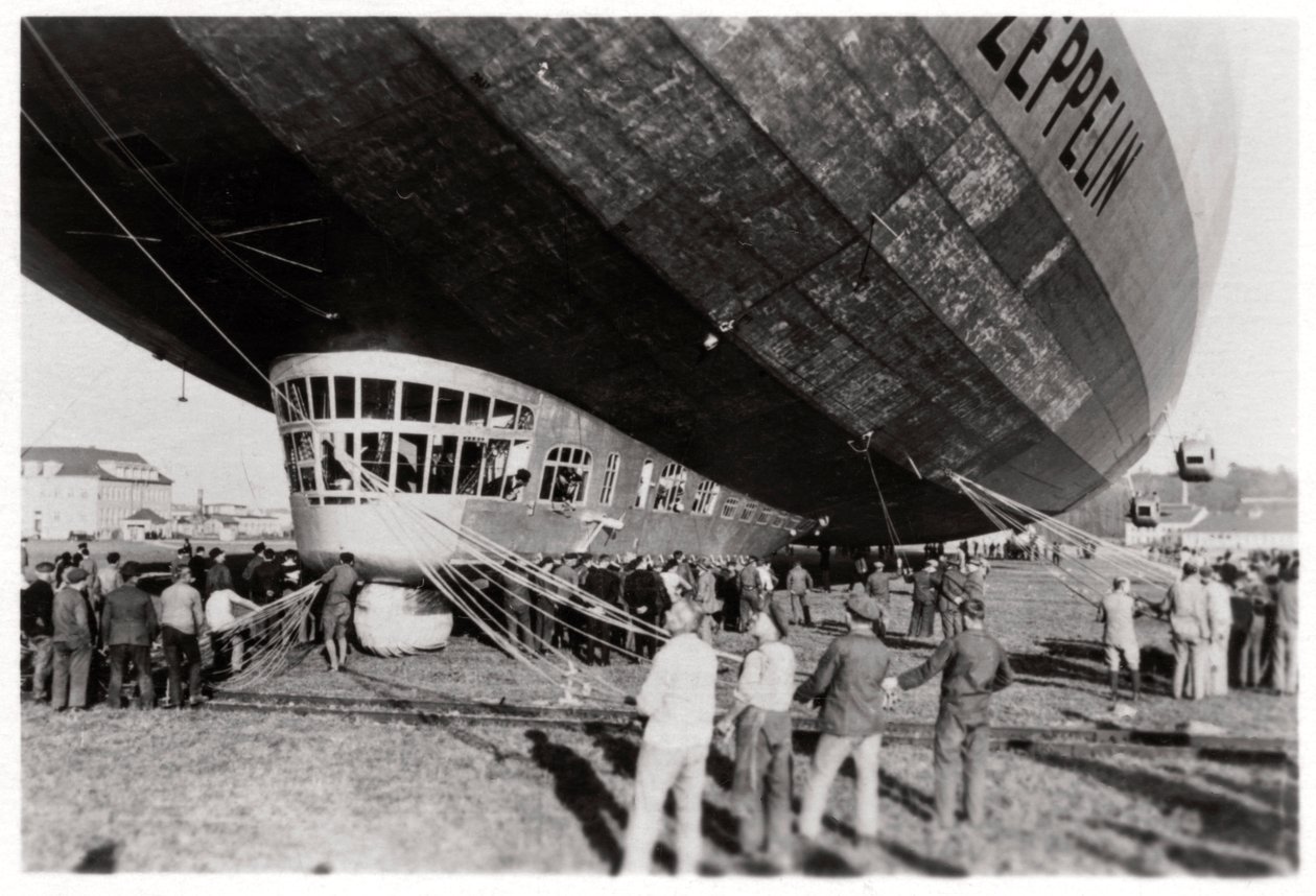 Zeppelin LZ 127 Graf Zeppelin po přistání, 1933 od Unbekannt