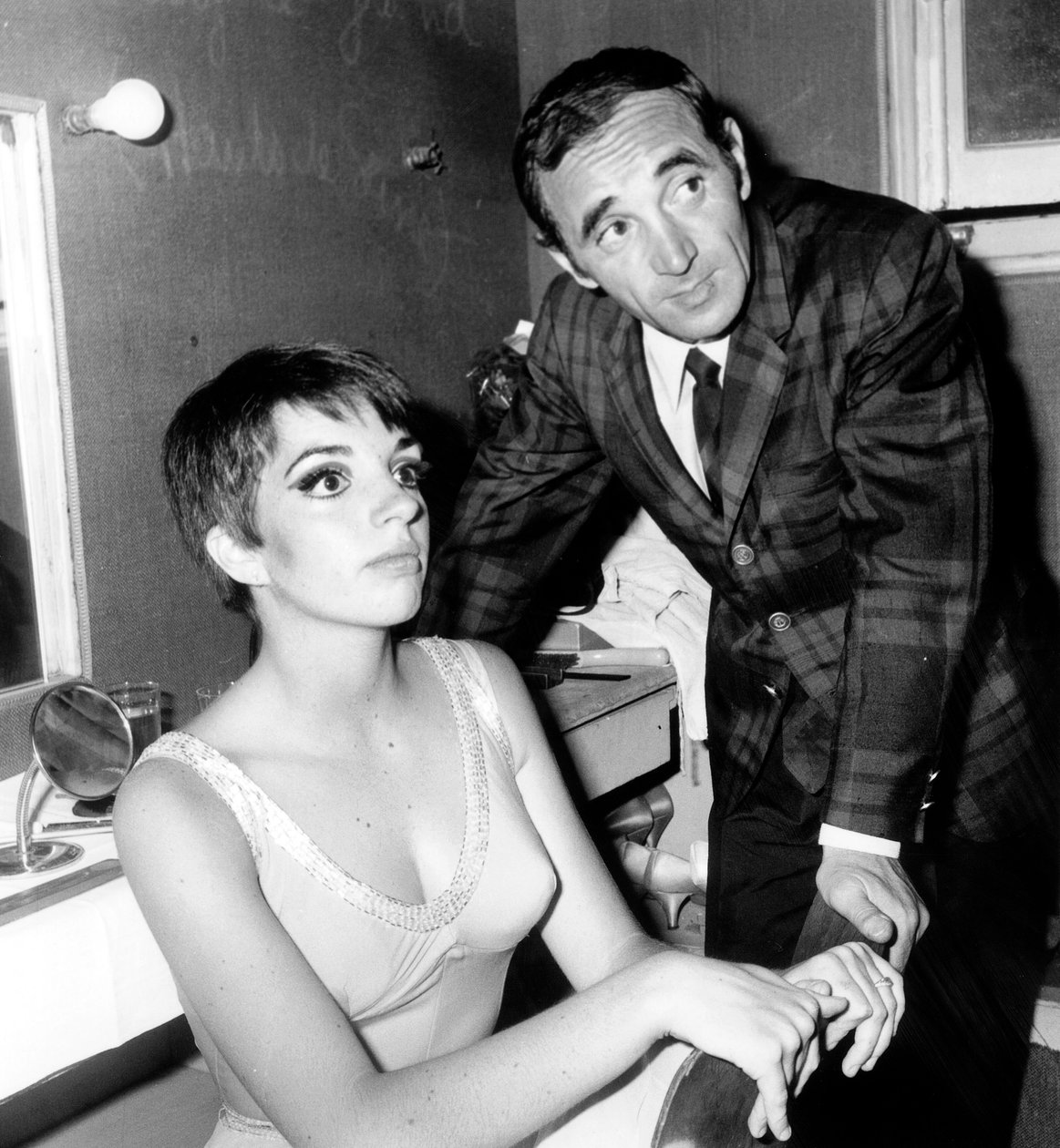 Francouzský zpěvák Charles Aznavour blahopřeje Lize Minnelli v zákulisí Olympie 16. května 1966 od Unbekannt Unbekannt
