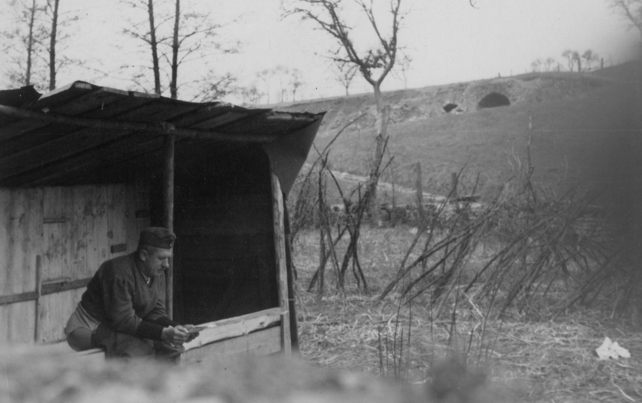 Voják na záchodě, 1942 od Unbekannt Unbekannt