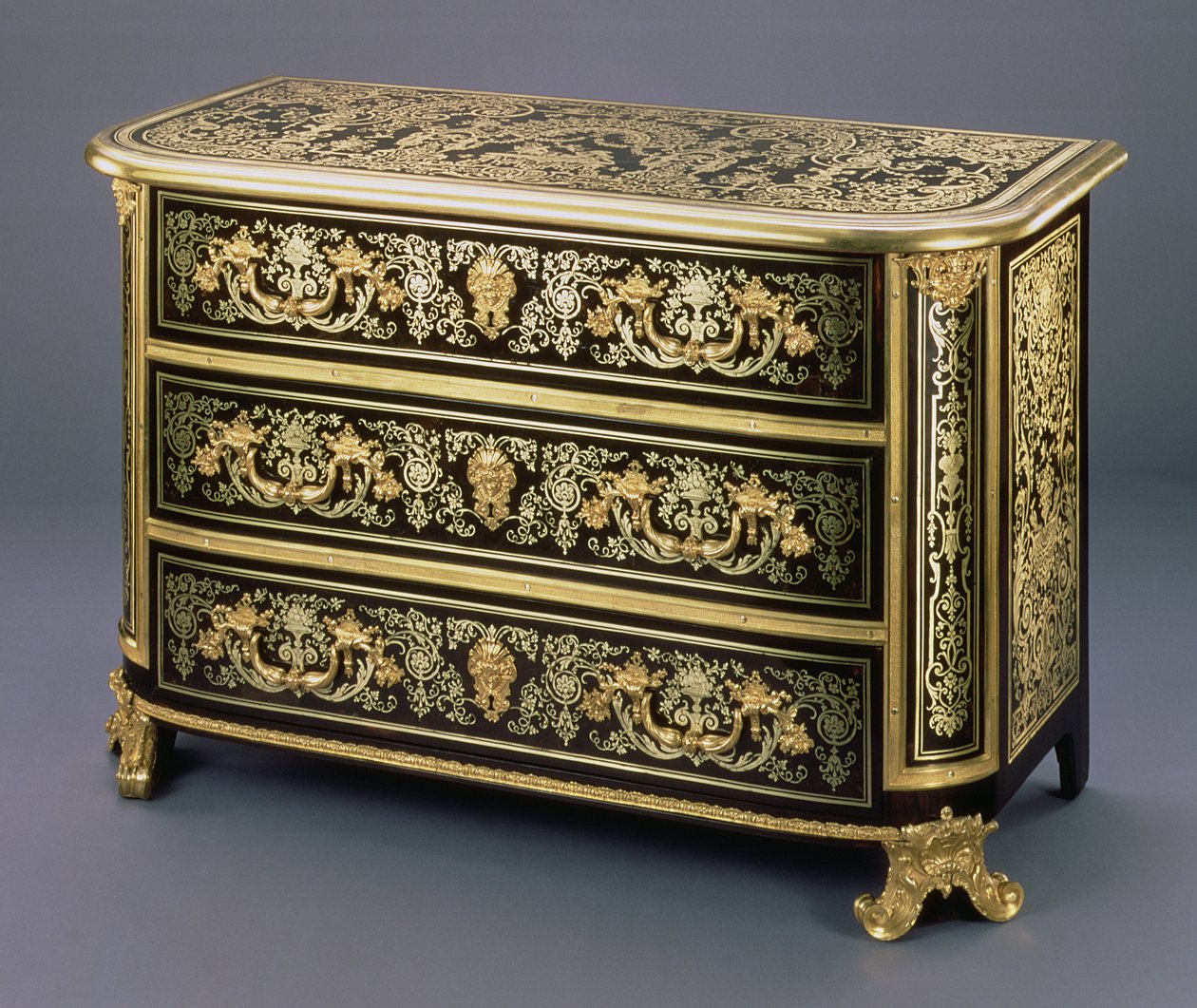 Komoda Louis XIV Boulle s držáky ormolu a propracovaným vykládáním uren a květinových svitků ve stylu Jeana Beraina I. od Unbekannt Unbekannt