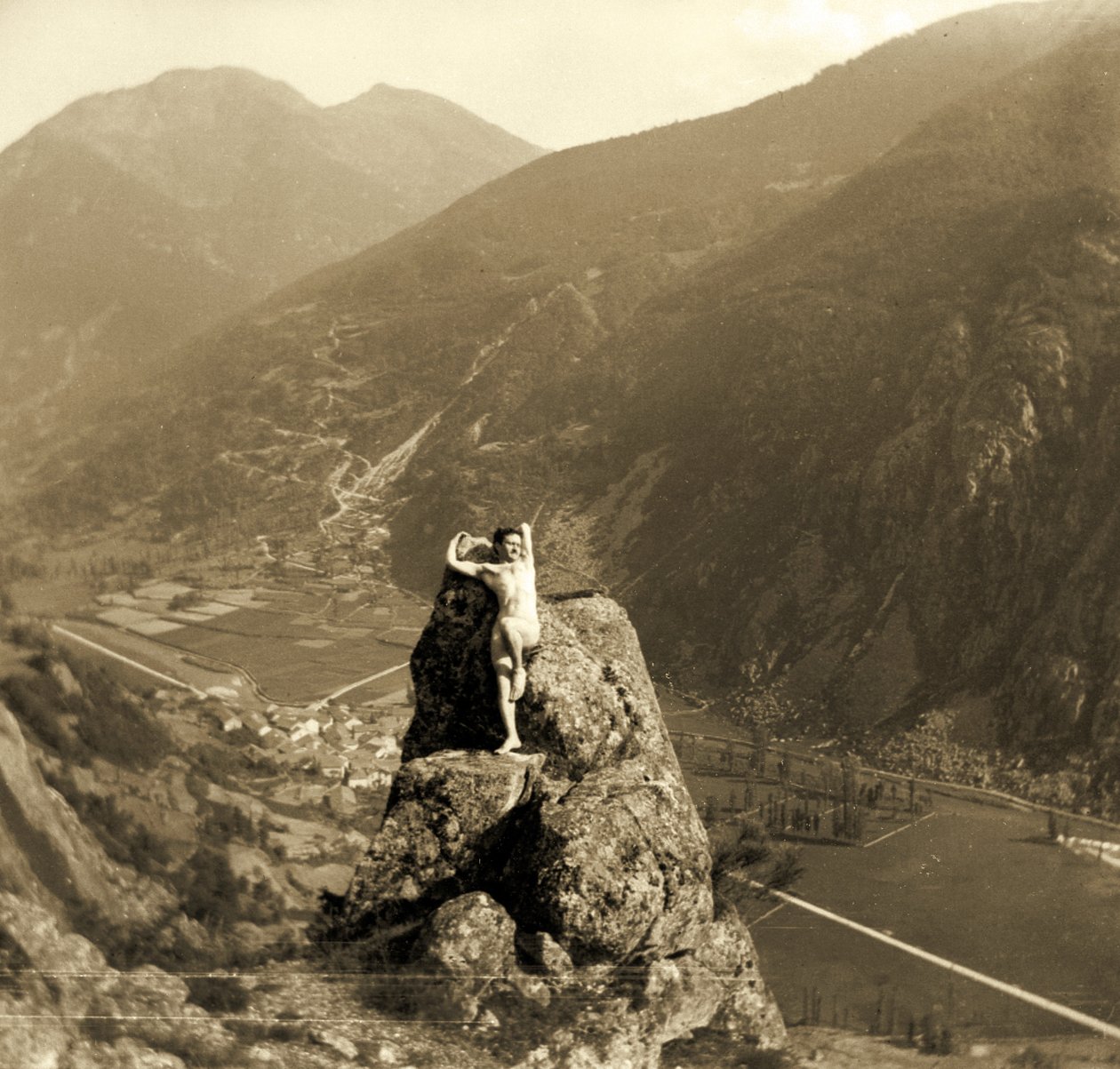 Mužský akt pózuje na skále v hornatém údolí, c.1910 od Unbekannt Unbekannt