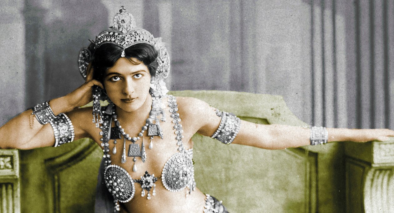 Mata Hari na sobě bikini zdobené drahokamy. c.1910 od Unbekannt Unbekannt