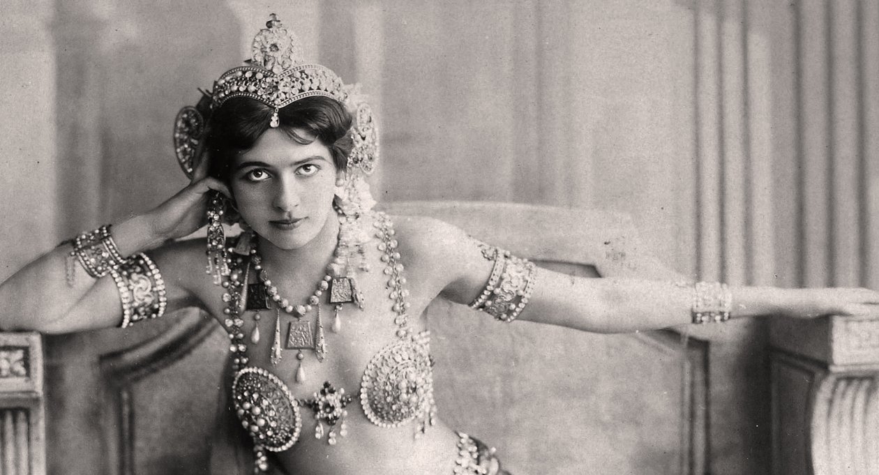 Mata Hari na sobě bikini zdobené drahokamy. c.1910 od Unbekannt Unbekannt