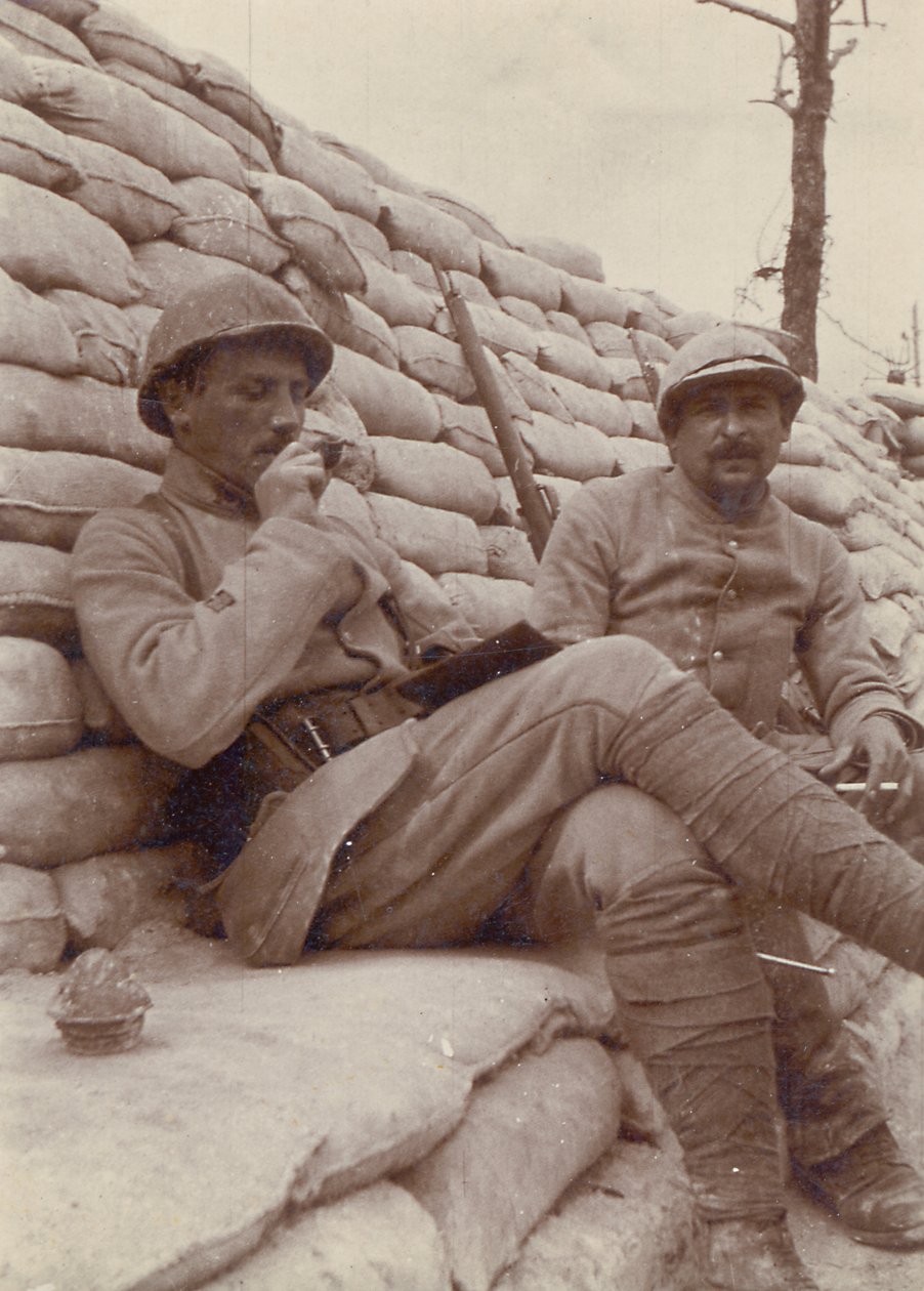 Dva vojáci kouřící v zákopu, první světová válka, 1914-18 od Unbekannt Unbekannt