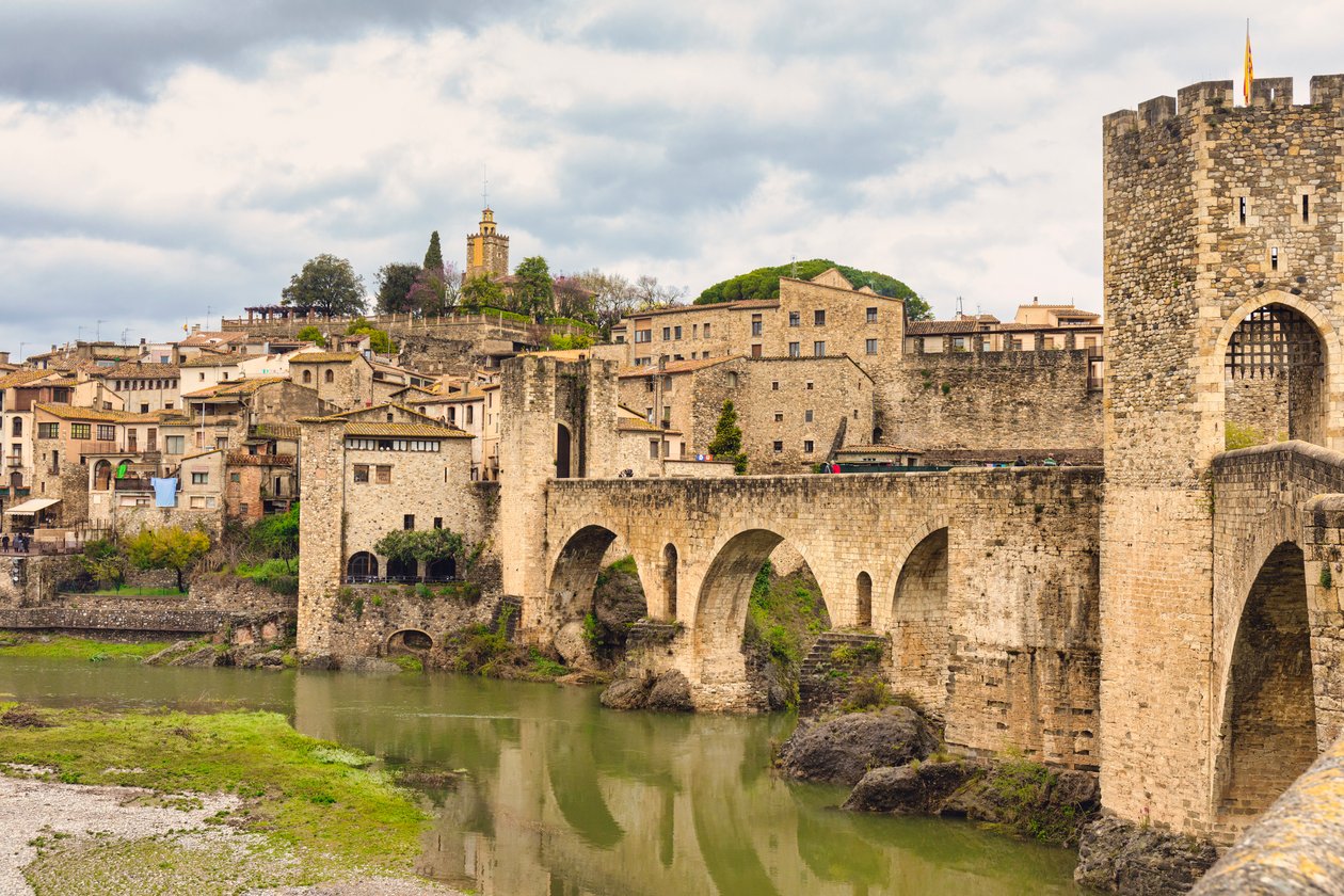 Besalu, provincie Girona, Katalánsko, Španělsko., 2018 (foto) od Unbekannter Künstler
