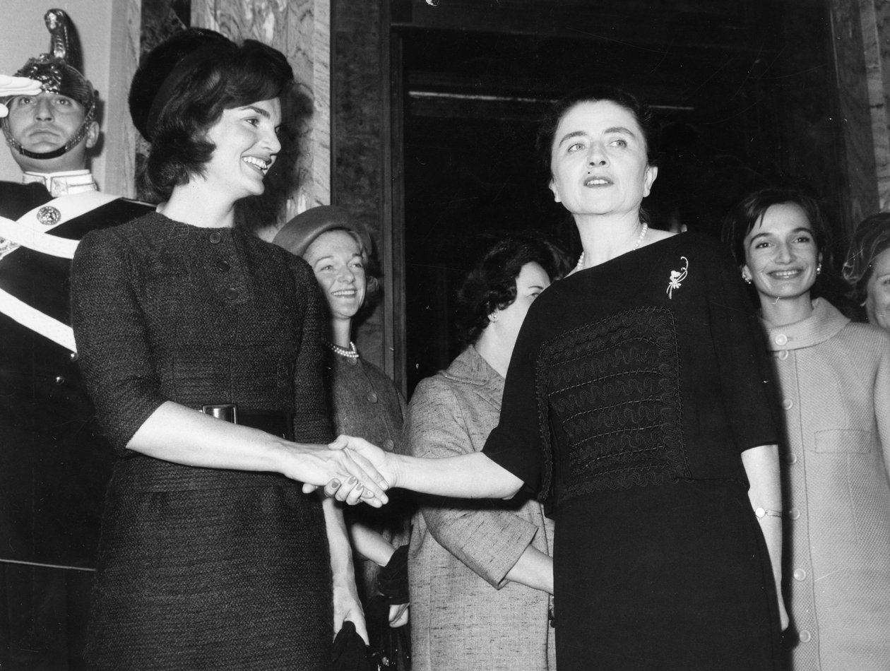 Jacqueline Kennedy s Carlou Gronchi. Řím. 1962. od Unbekannt
