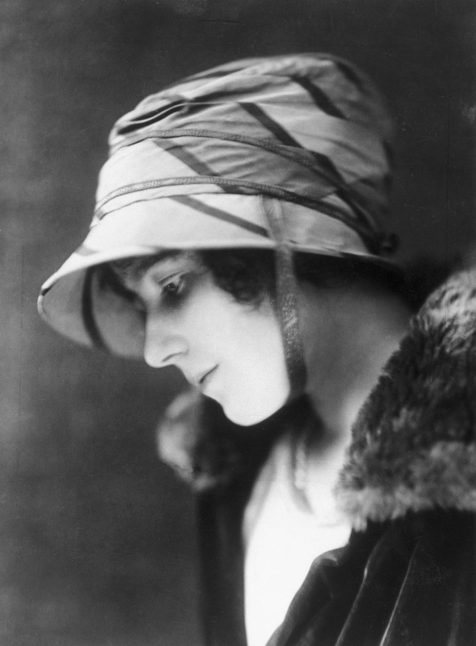 Lady Elizabeth Bowes-Lyon (1900-2002), c 20. léta 20. století od Unbekannt