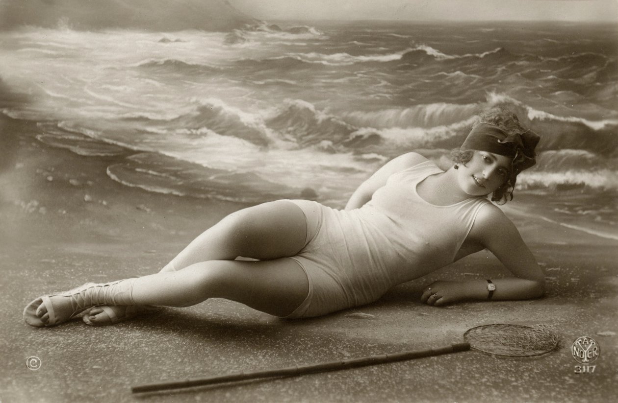 Žena v plavkách, c. začátek 1900 (pohlednice) od Alec Hunter