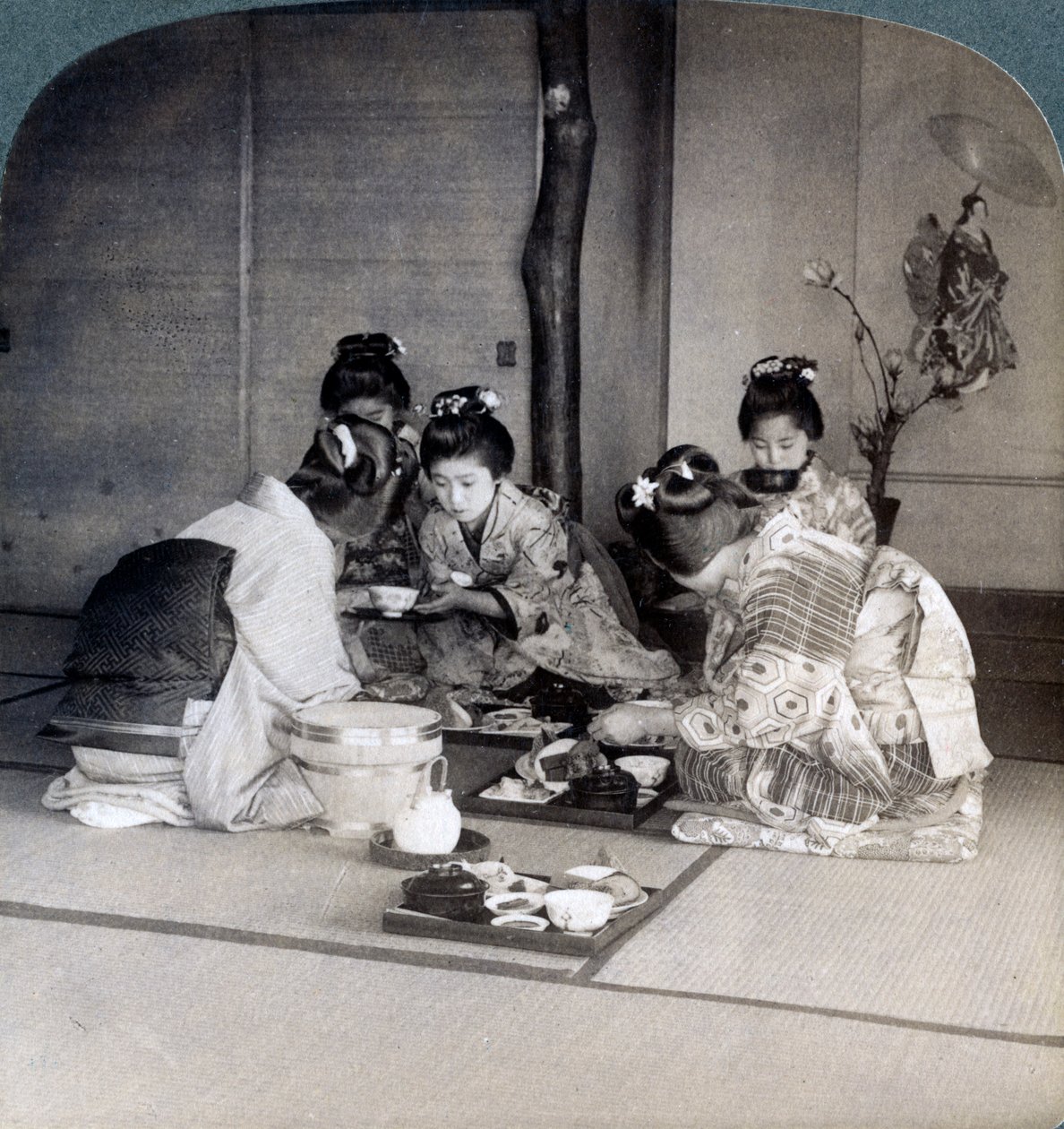 Gejše na večeři, Tokio, Japonsko, 1904 od Underwood and Underwood