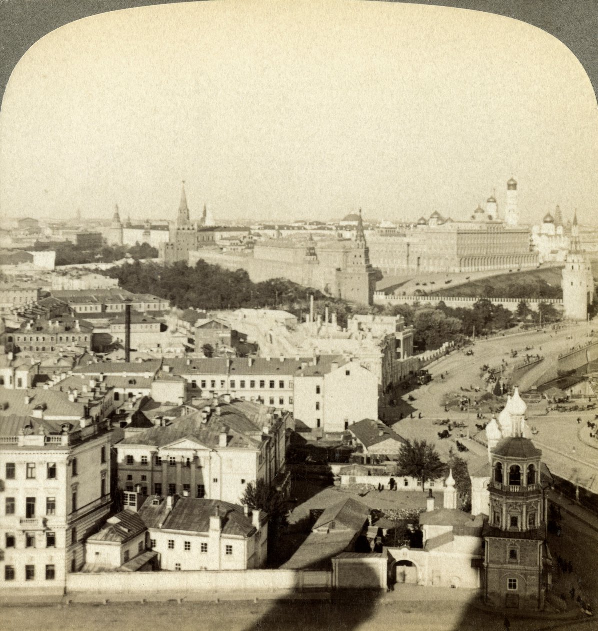 Kremelská zeď, Moskva, Rusko. od Underwood and Underwood