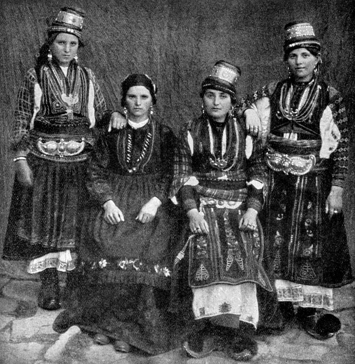 Romské ženy, Albánie, 1922. od Underwood and Underwood