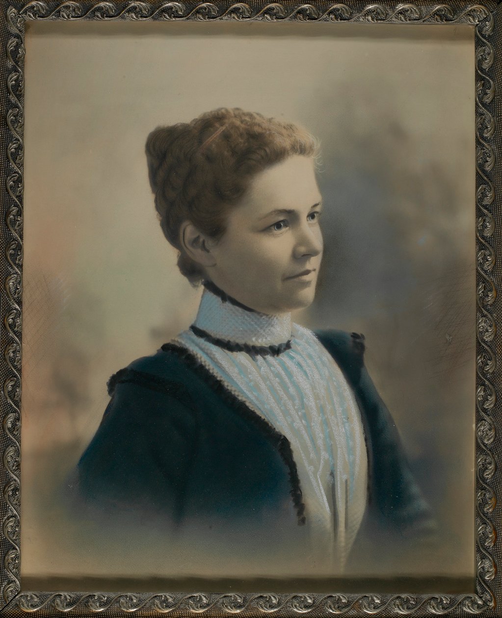 Mladá žena v bílé krajkové košili od Unidentified
