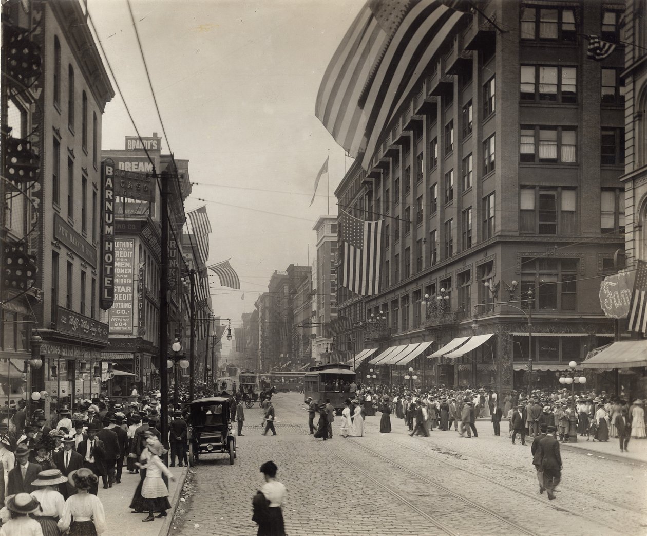 Washington Avenue západně od východního Sixth Street od Unknown