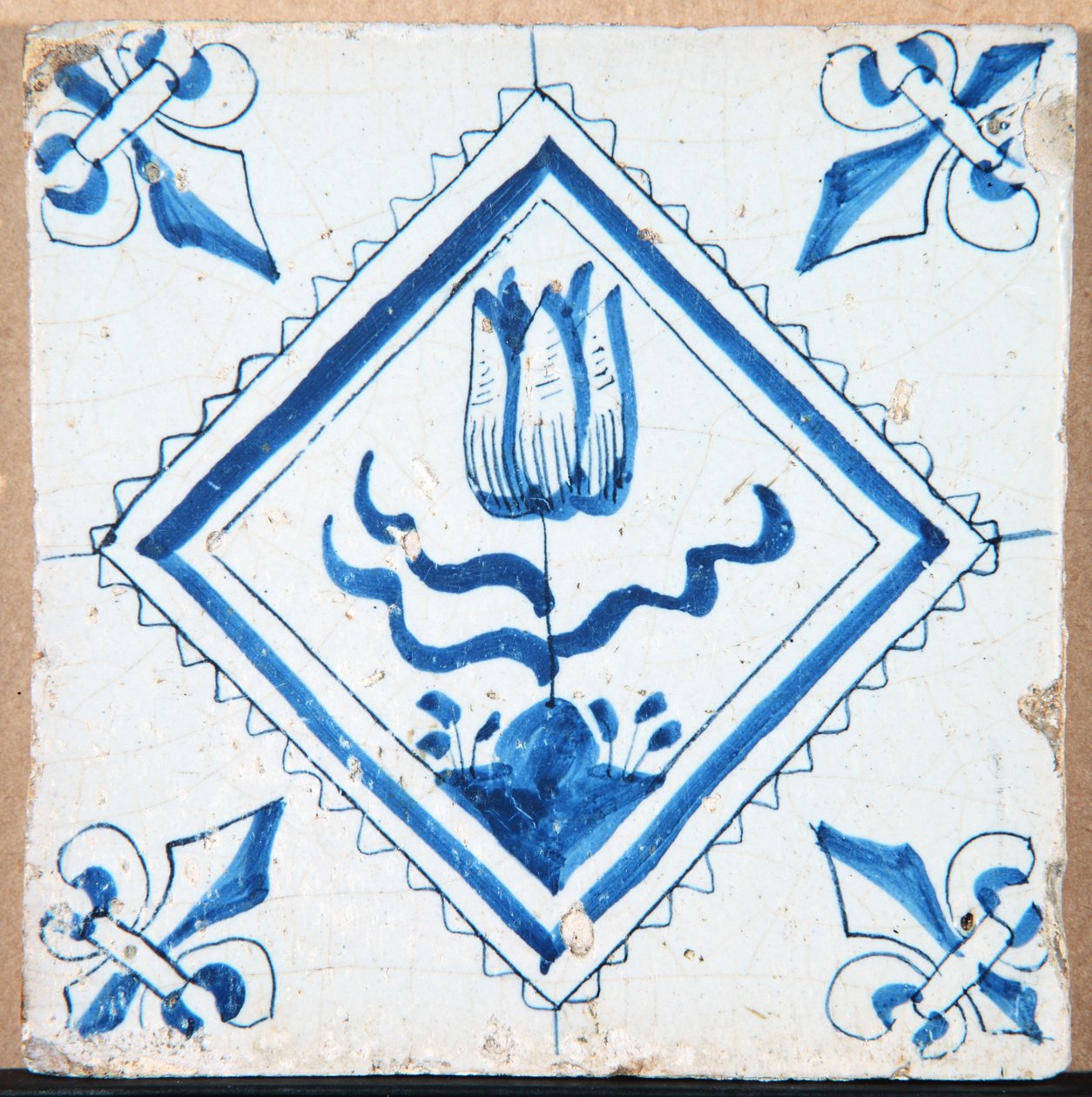 Tulip in a Diamond (s fleur-de-lis rohy) 1620-50 (keramika) od Unbekannt Unbekannt