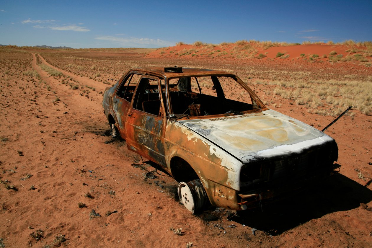 Zrezivělé auto uvízlo v poušti Namib od Unknown
