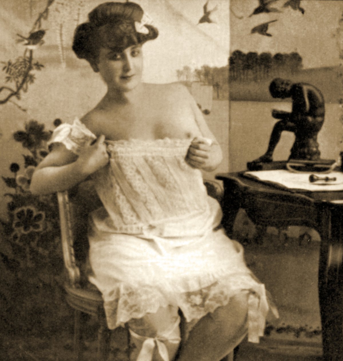 Mladá žena s krajkovou košilkou, kolem roku 1900 od Unknown
