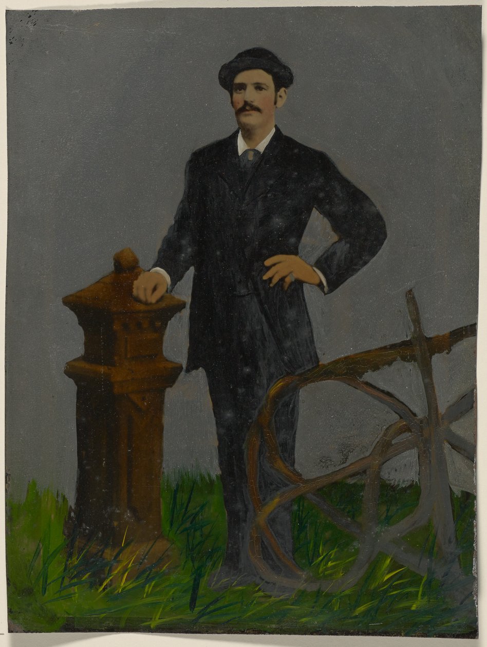 [Portrét stojícího muže v klobouku] od Unknown artist/maker