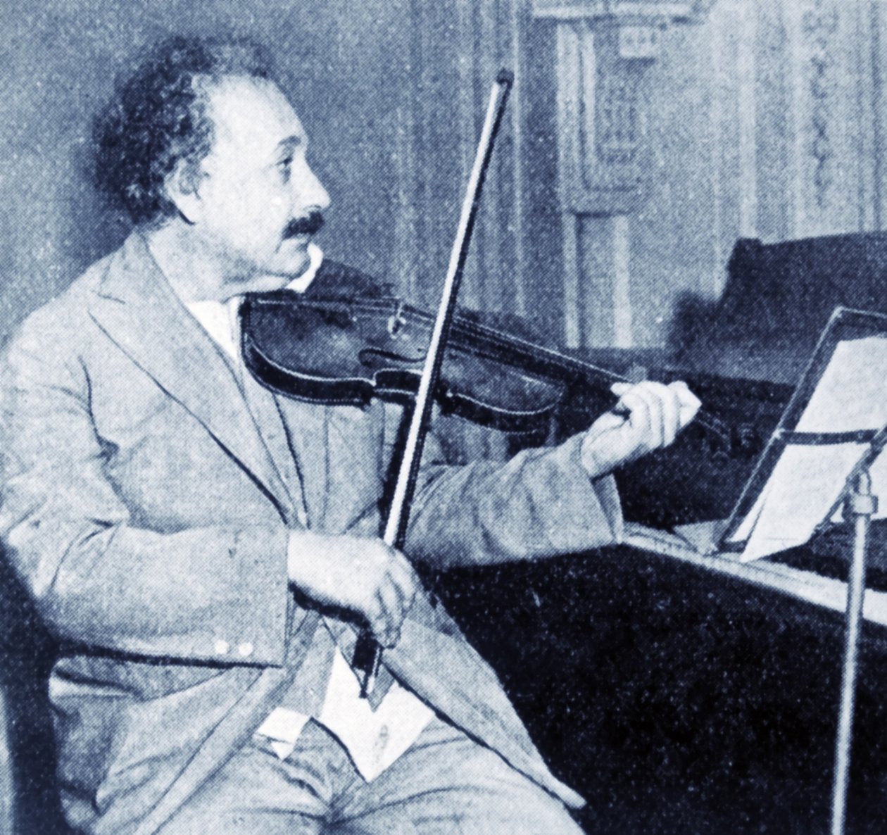 Albert Einstein hraje na housle (černobílá fotografie) od Unknown photographer