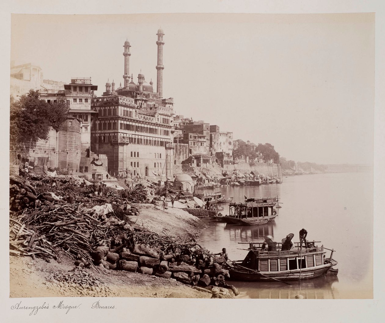 Aurangzebova mešita, Benares, kolem roku 1885 (sépiová fotografie) od Unknown photographer