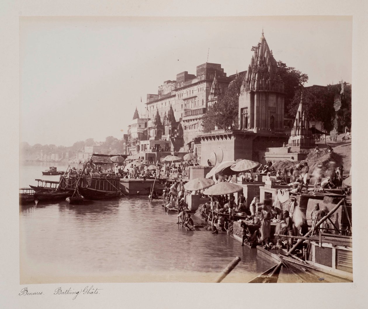 Benares Bathing Ghâts, kolem roku 1885 (sépiová fotografie) od Unknown photographer