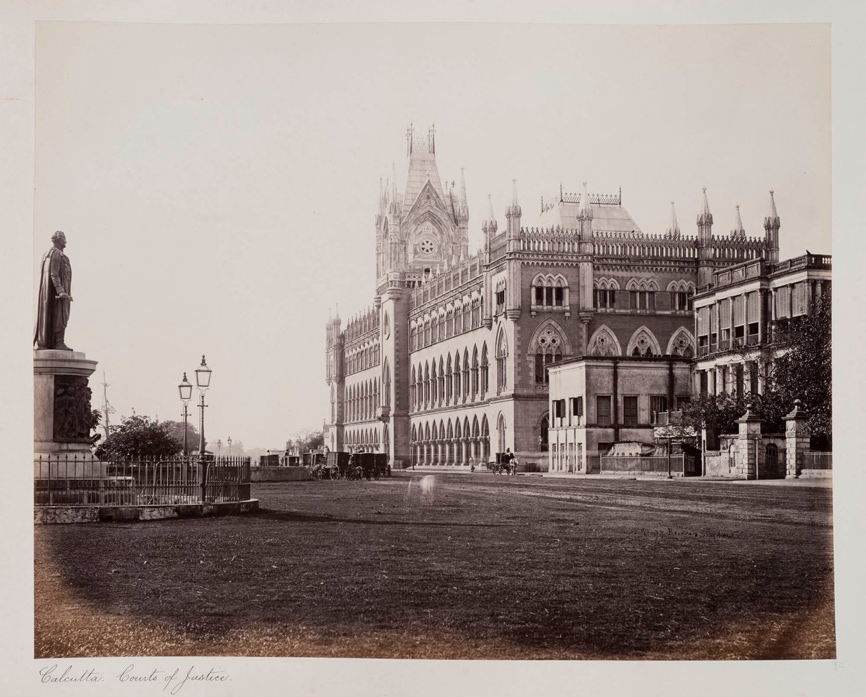 Soudní soud v Kalkatě, kolem roku 1885 (sépiová fotografie) od Unknown photographer