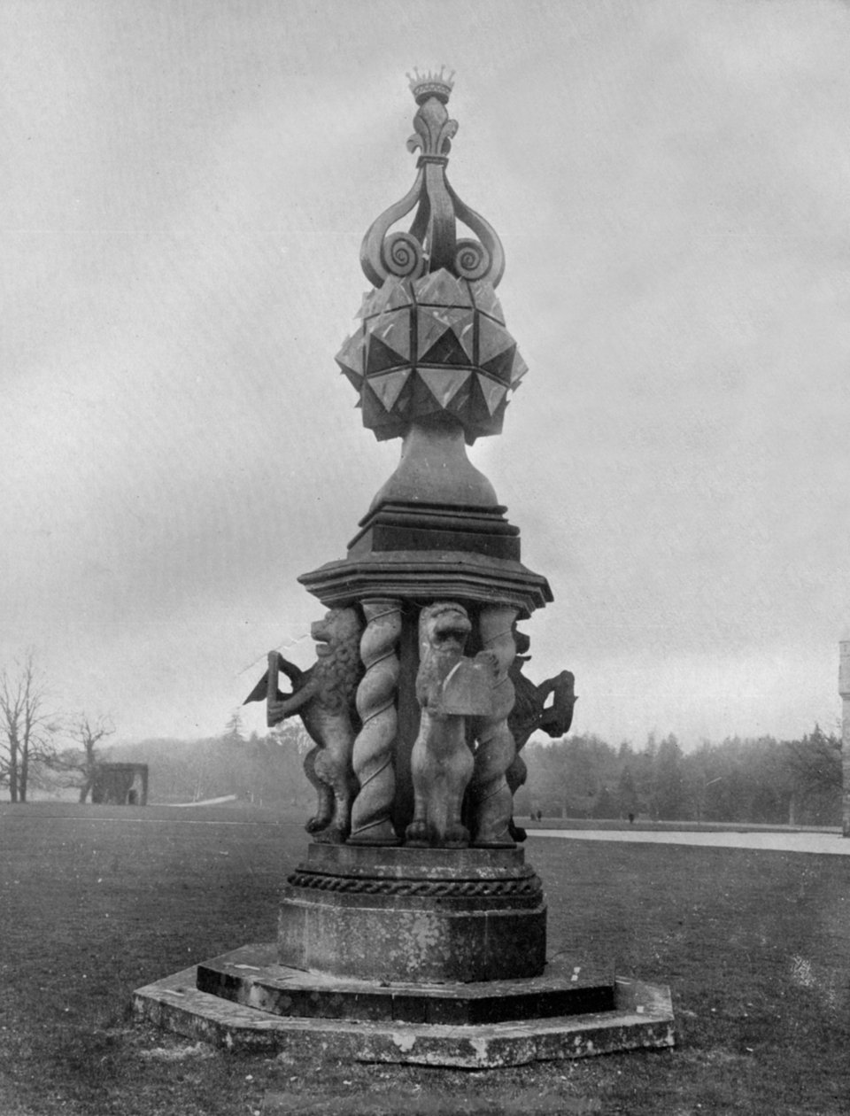 Sluneční hodiny, zámek Glamis, 1924-1926. od Valentine and Sons Ltd