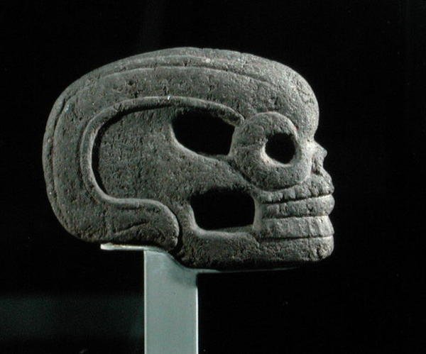 Votivní hlava sekery, pozdně klasické období (kámen) od Veracruz Veracruz