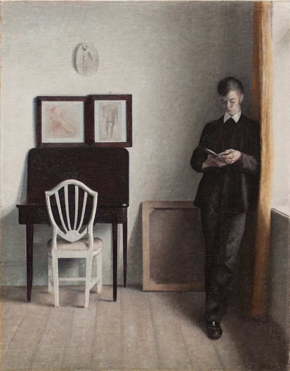 Interiér se čtoucím mladíkem od Vilhelm Hammershoi