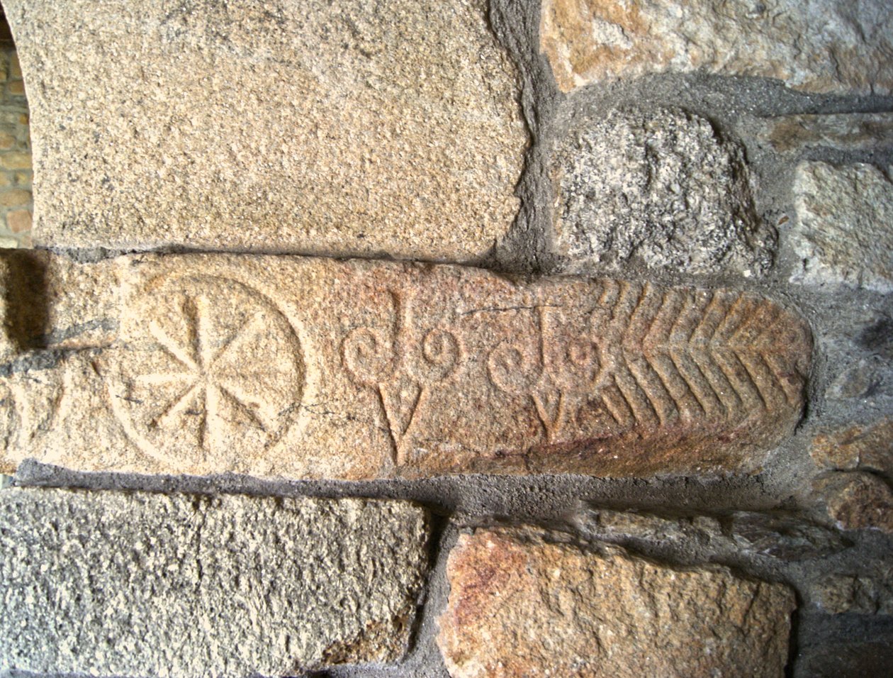Vizigótské řezby v kapli São Pedro de Balsemão, Sé, Lamego, Portugalsko c.599 (žula) od Visigothic