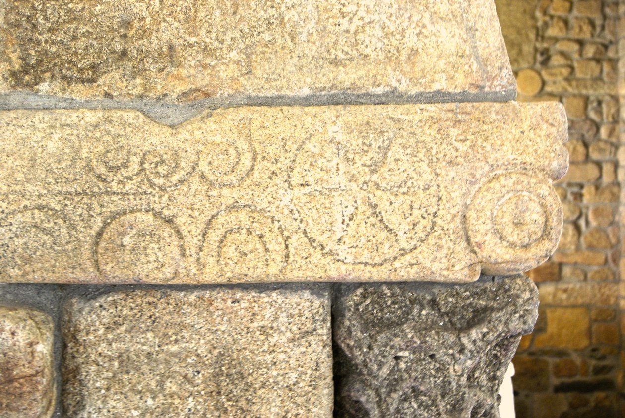 Vizigótské řezby v kapli São Pedro de Balsemão, Sé, Lamego, Portugalsko c.599 (žula) od Visigothic