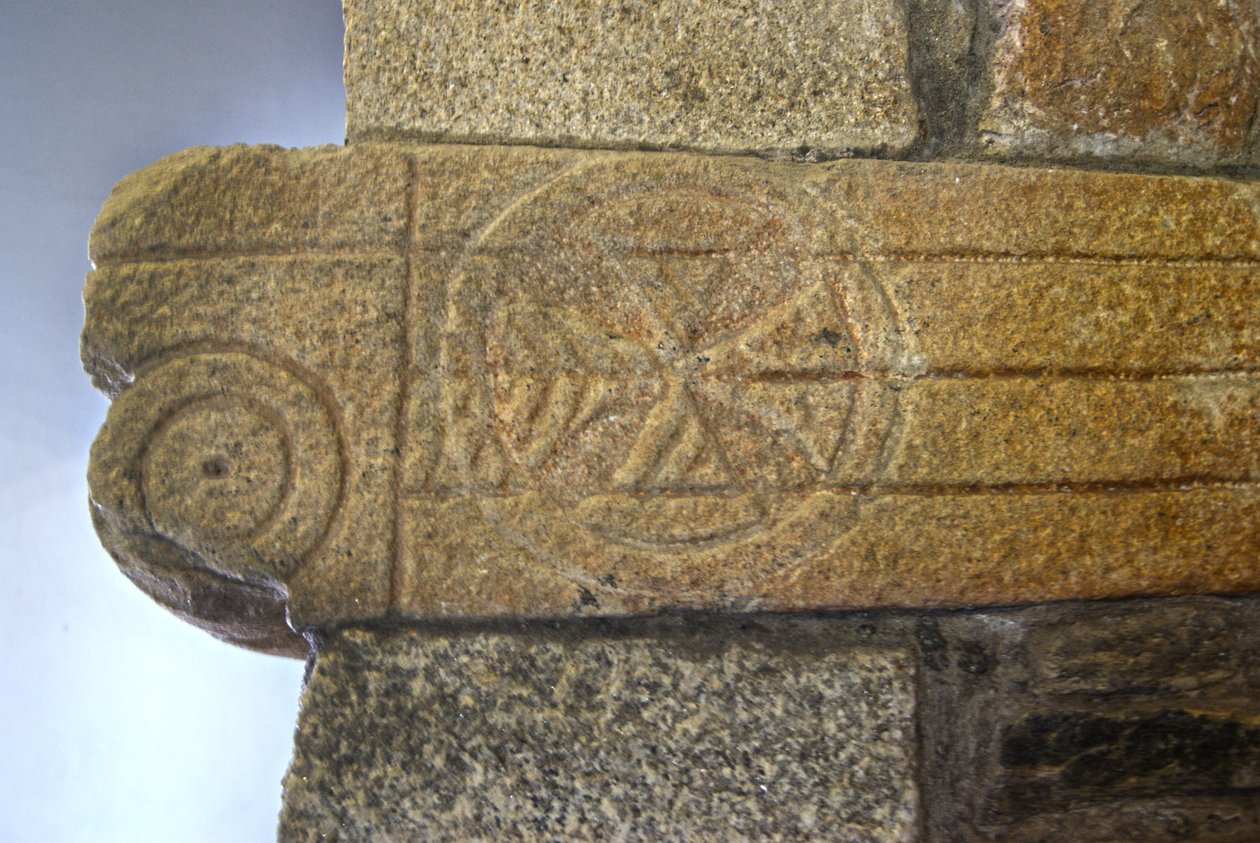 Vizigótské řezby v kapli São Pedro de Balsemão, Sé, Lamego, Portugalsko c.599 (žula) od Visigothic