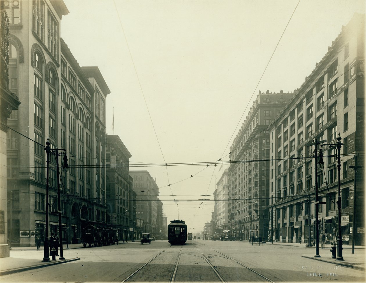Dvanáctá ulice a Washington Avenue při pohledu na jih. od W.C. Persons