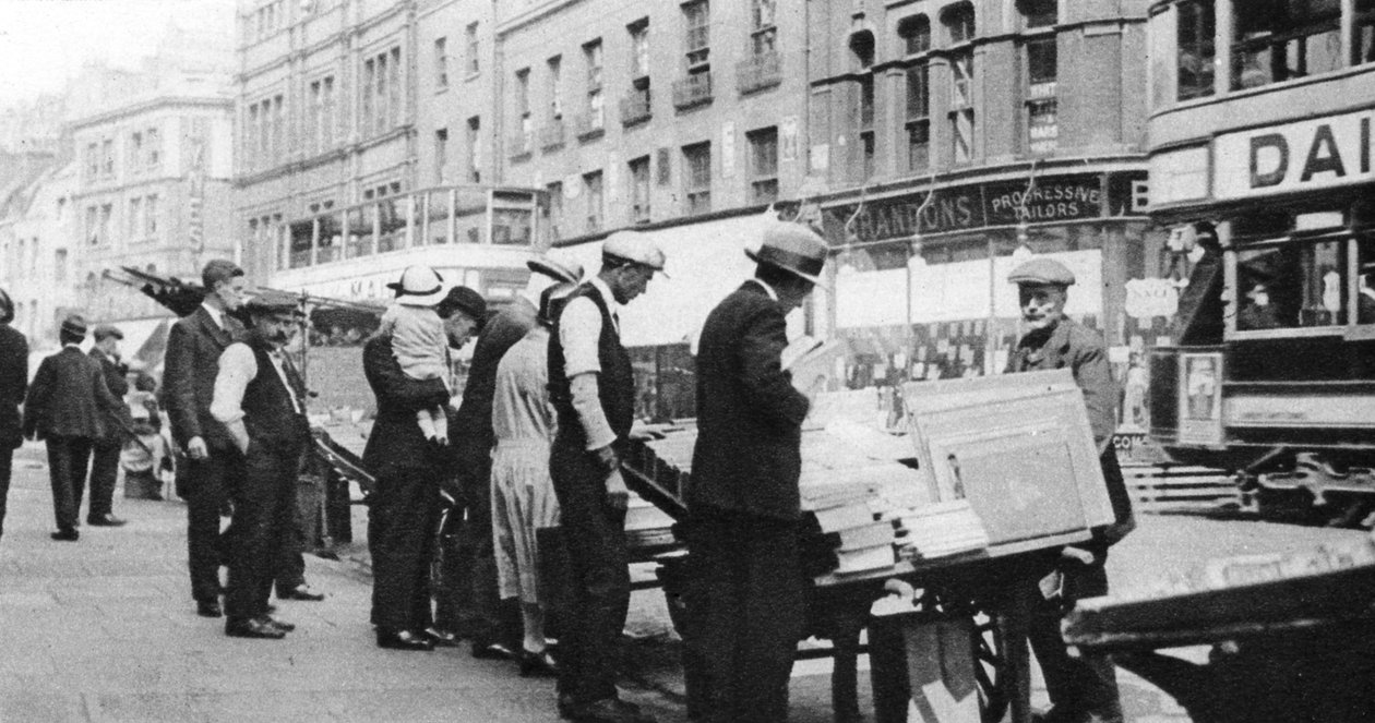 Knihkupectví na Shoreditch High Street, Londýn, 1926-1927. od Whiffin