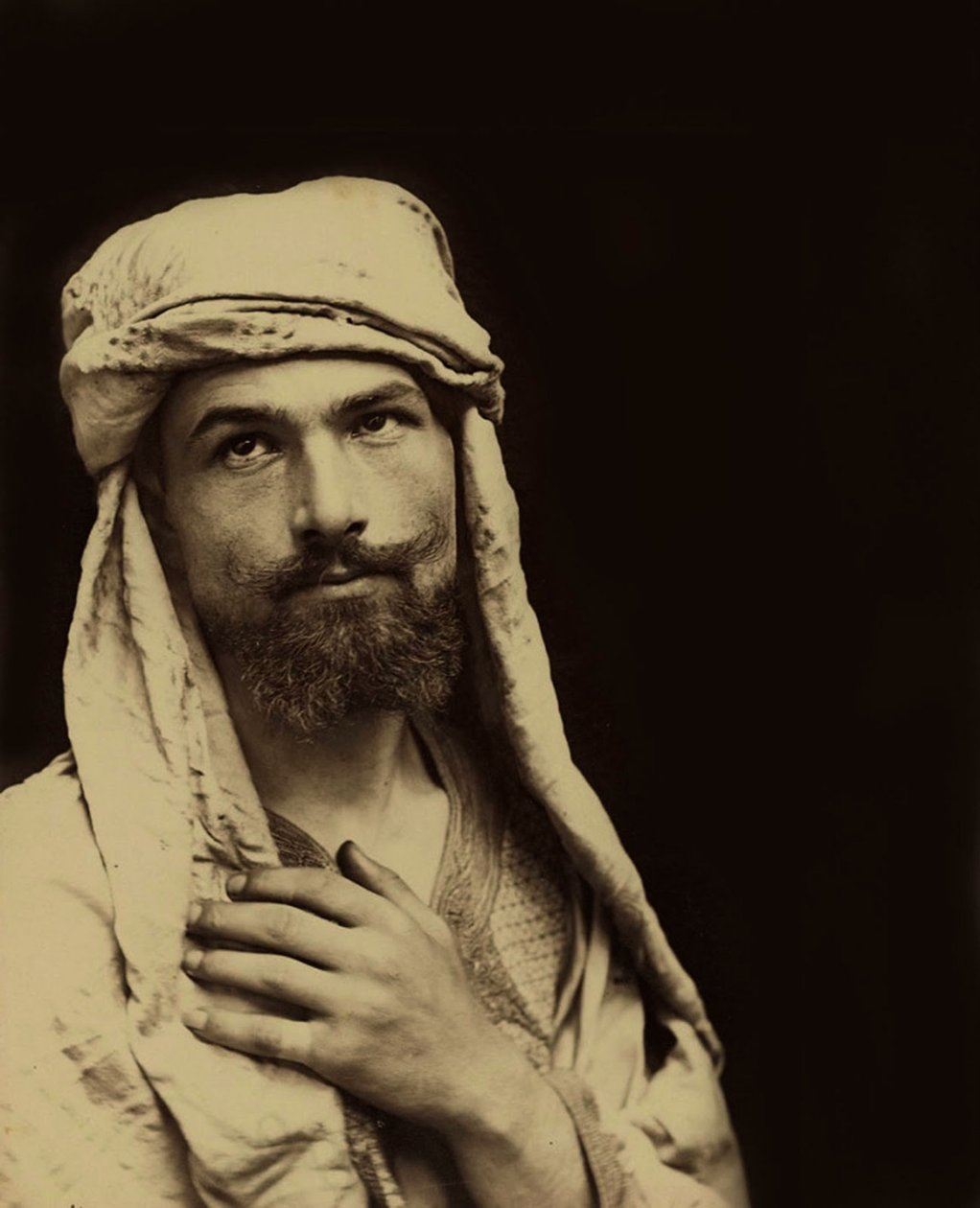 Autoportrét barona Wilhelma von Gloedena (1856 – 1931) v arabském kroji, kolem roku 1890 (sépiová fotografie). od Baron Wilhelm von Gloeden