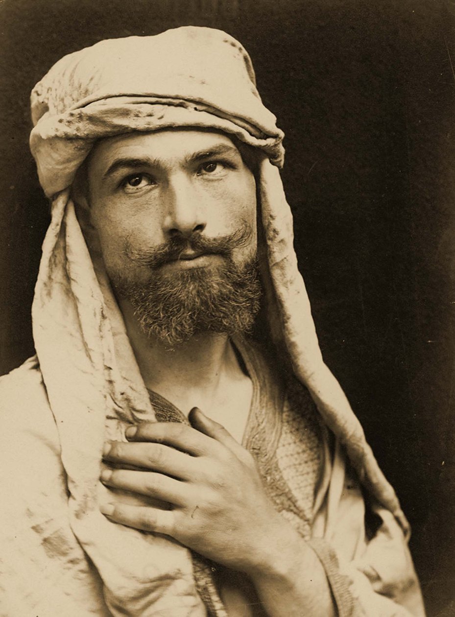 Autoportrét barona Wilhelma von Gloedena (1856 – 1931) v arabském kroji, kolem roku 1890 (sépiová fotografie). od Baron Wilhelm von Gloeden