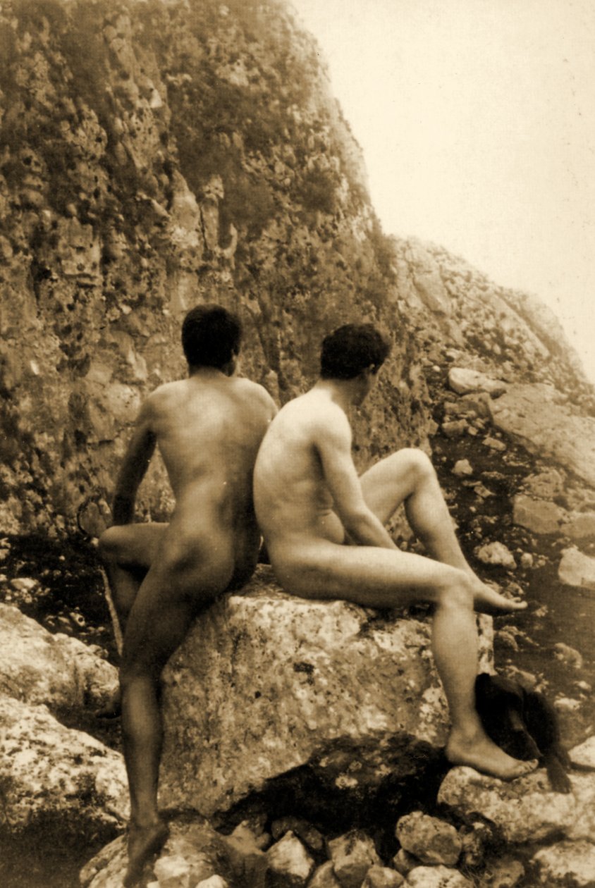 Studie dvou mužských aktů sedících zády k sobě, kolem roku 1898 (sépiová fotografie) od Baron Wilhelm von Gloeden