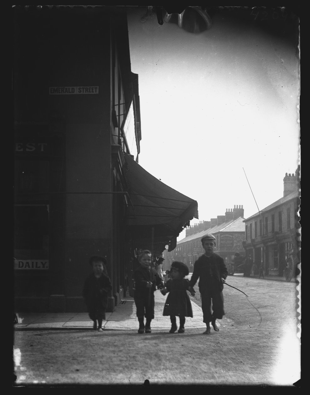Emerald Street, Cardiff, 1890 nebo 1900. od William Booth