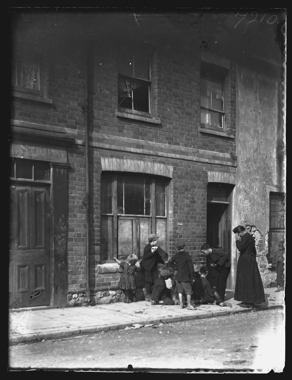 Nora Street, Cardiff, 1893. od William Booth