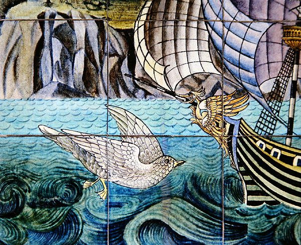 Dlaždice zobrazující galeonu od William de Morgan