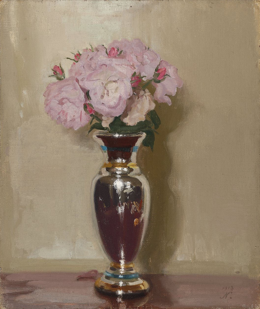 Růžové růže ve stříbrné váze s leskem od William Nicholson