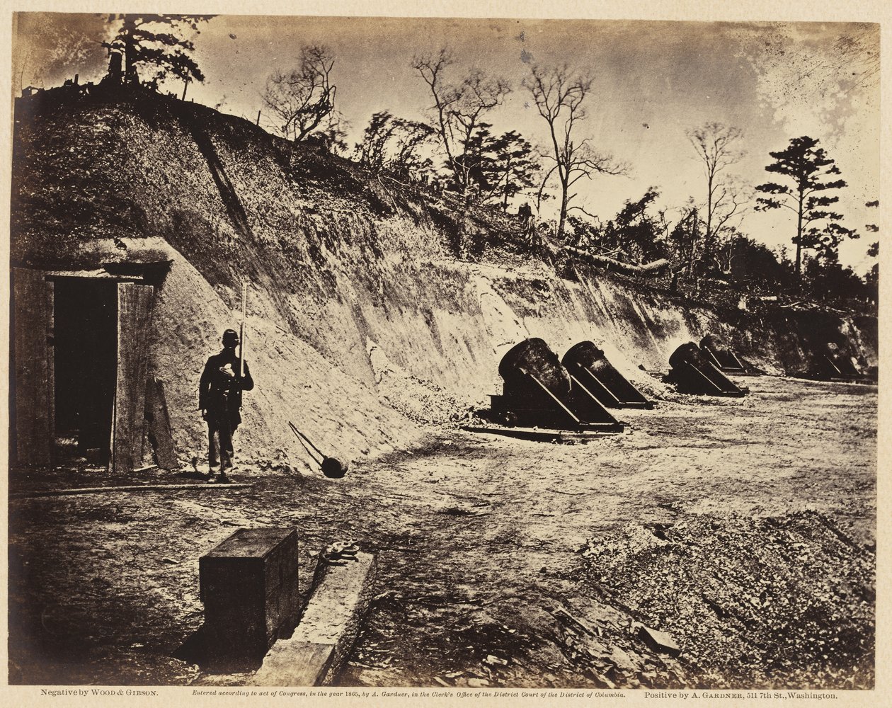 Baterie č. 4, poblíž Yorktownu, květen 1862 (tisk alba na tkaném papíře) od Wood and Gibson Wood and Gibson