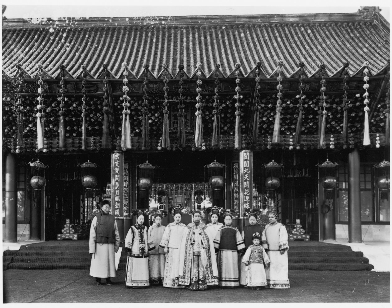 Císařovna vdova Cixi s obsluhou před Paiyunmen, Letní palác, Peking, kolem roku 1905 (černobílá fotografie) od Xun Ling