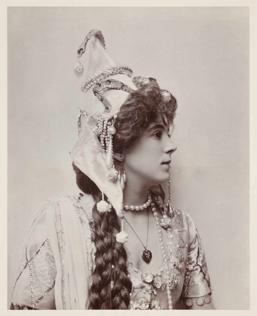 Edwardian portrét, žena v exotickém kostýmu od John Pardon