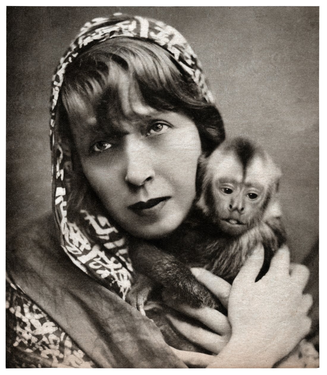 Mistinguett s malou opičkou od . .