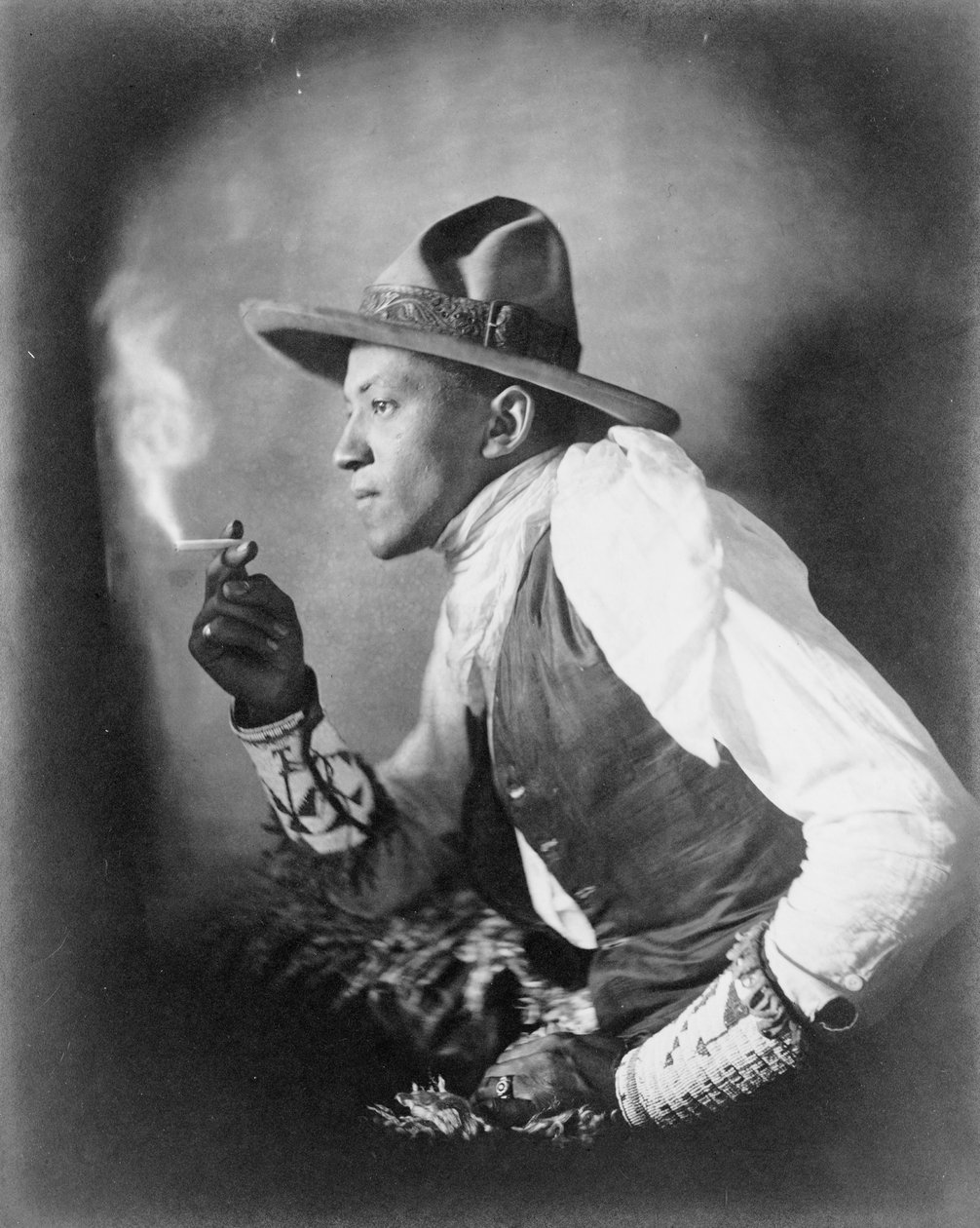 Cigareta, kolem roku 1908 (černobílá fotografie) od . .
